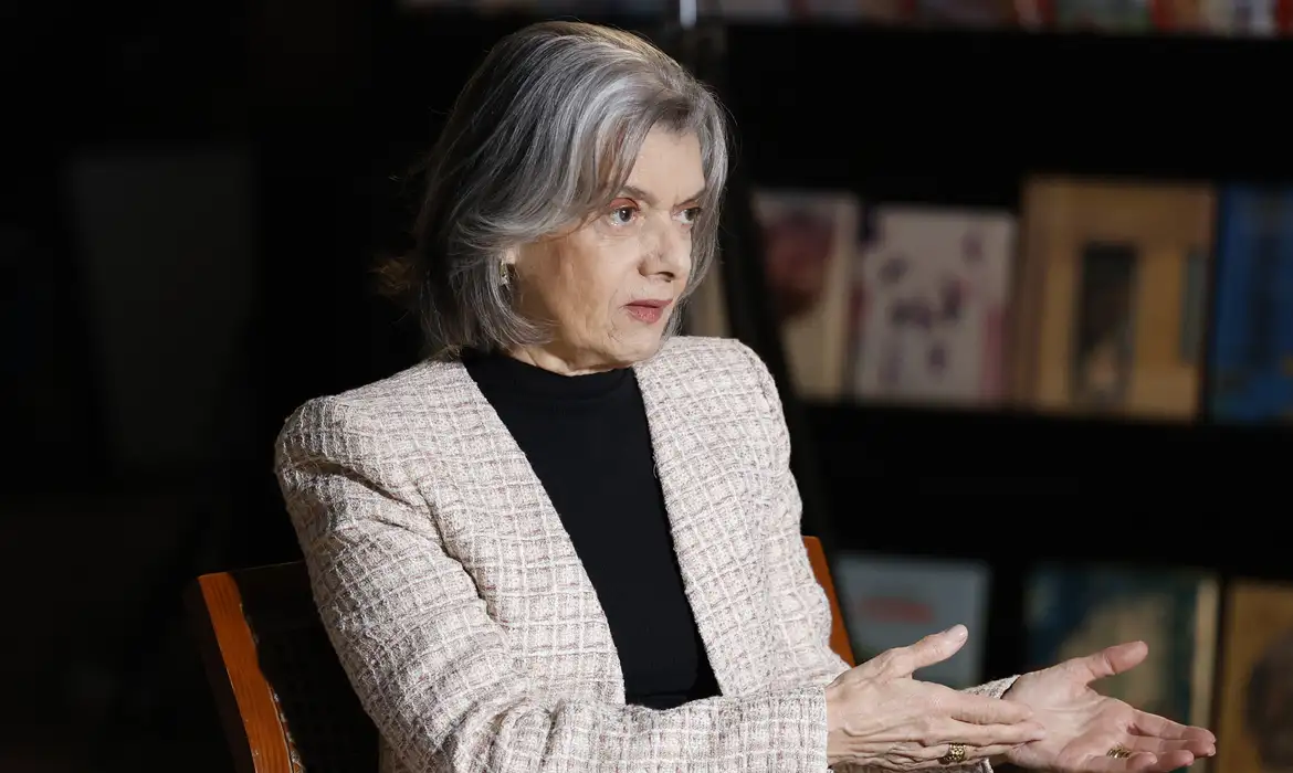 (Cármen Lúcia, ministra do STF)