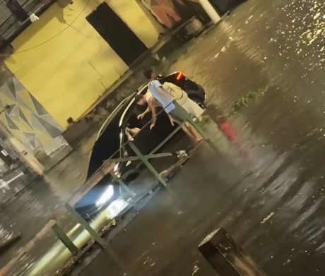 Imagem - Motorista cai em canal ao tentar passar no alagamento em Belém