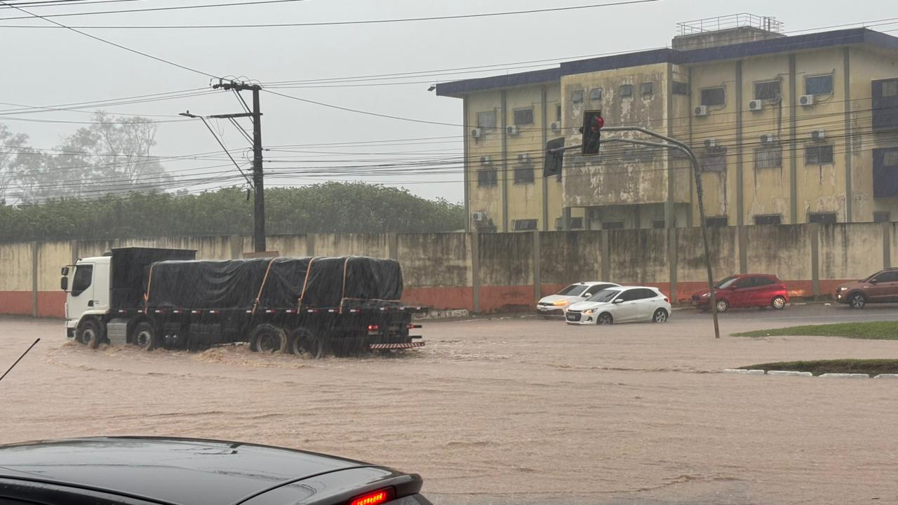 Imagem - Alagamentos atingem vias de Belém e complicam trânsito em vários pontos