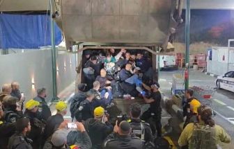 Caminhão de lixo com palestinos escondidos é interceptado em posto de controle na Cisjordânia