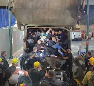 Imagem - Caminhão de lixo com palestinos escondidos é interceptado em posto de controle na Cisjordânia