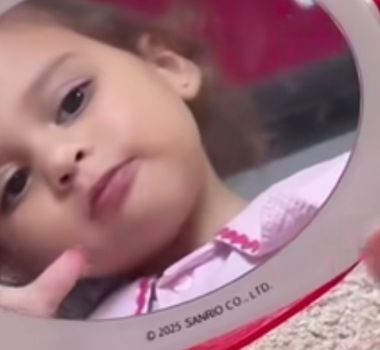 Imagem - Helena, filha de Neymar, viraliza ao se admirar no espelho em vídeo compartilhado pela mãe