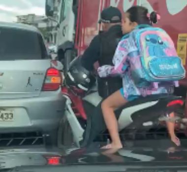 Imagem - Vídeo mostra PM sem capacete com criança em moto sem placa, em Belém