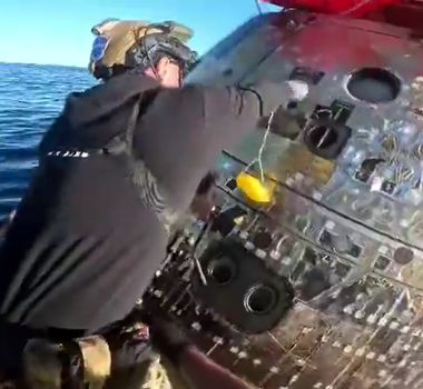 Imagem - Vídeo mostra momento em que astronautas da Artemis II são recebidos de volta à Terra