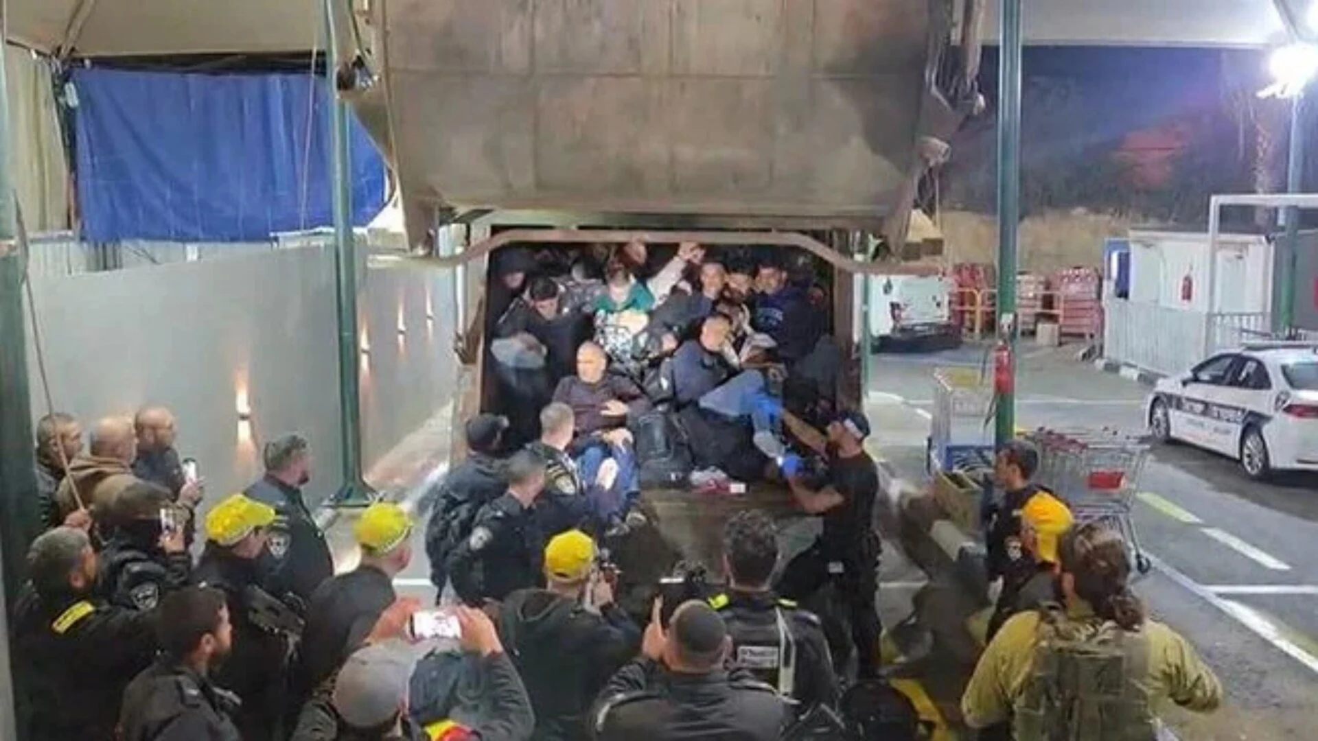 Caminhão de lixo com palestinos escondidos é interceptado em posto de controle na Cisjordânia