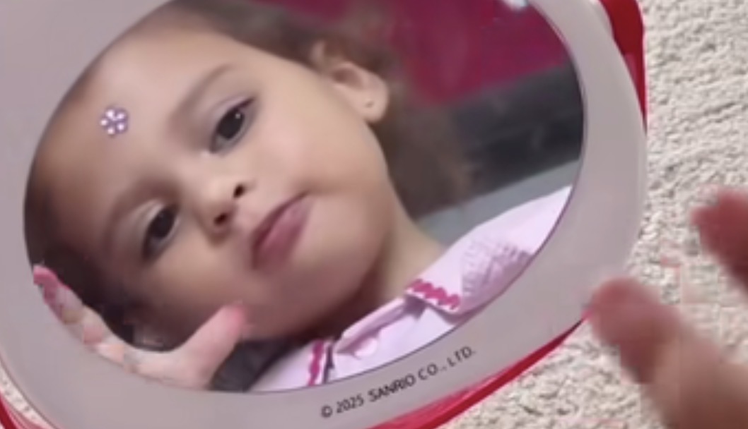 Helena, filha de Neymar, viraliza ao se admirar no espelho em vídeo compartilhado pela mãe 