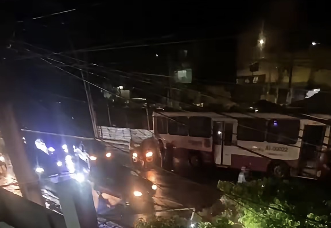 Ônibus se solta durante reboque, atinge carro de passeio, em Belém 