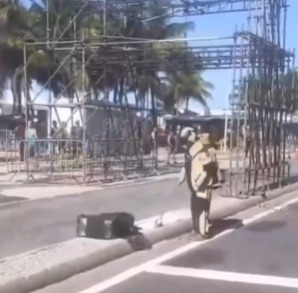 (O Esquadrão Antibomba da Coordenadoria de Recursos Especiais (Core), da Polícia Civil do Rio de Janeiro, foi acionado e removeu o objeto de forma controlada.)