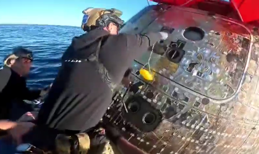 Vídeo mostra momento em que astronautas da Artemis II são recebidos de volta à Terra