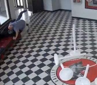 Imagem - VÍDEO: Diretor de escola nos EUA imobiliza atirador e evita massacre em Oklahoma