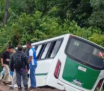 Imagem - Ônibus perde controle na PA-409 e deixa passageiros feridos, em Abaetetuba