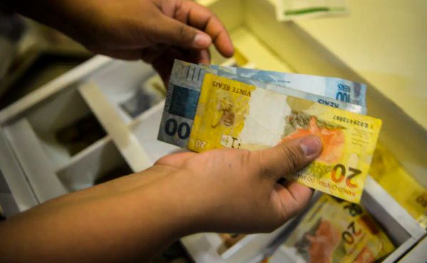 Governo propõe salário mínimo de R$ 1.717 em 2027