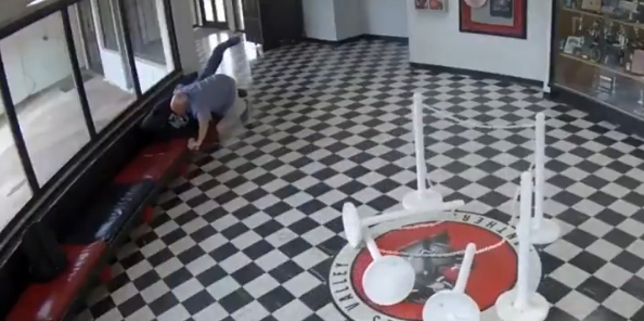 Diretor da instituição derrubou e imobilizou um homem armado que invadiu o colégio no dia 7 de abril.