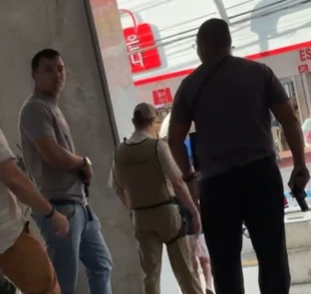 (Havia homens armados durante a confusão) 