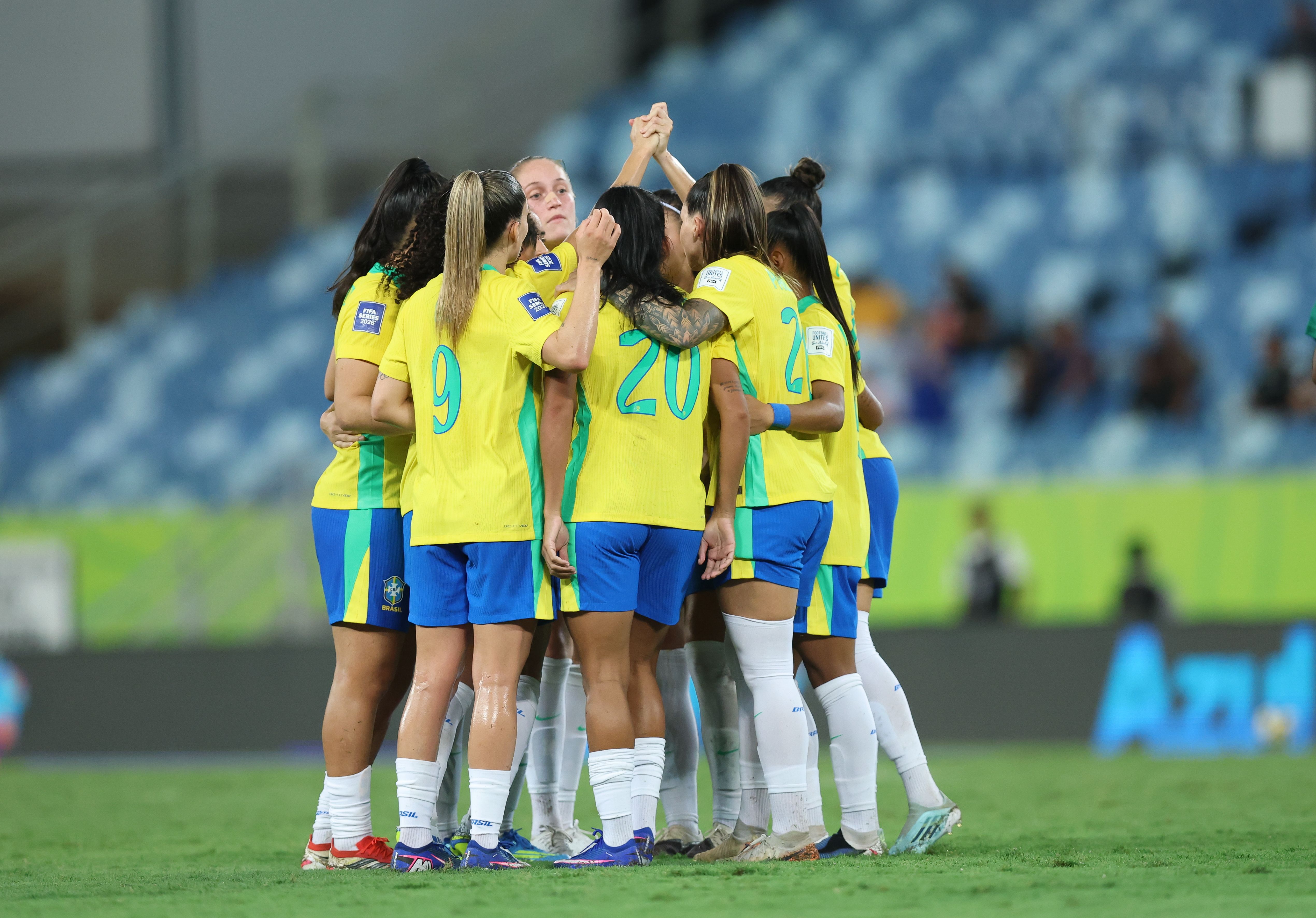 Jogadoras da Seleção Brasileira comemoram primeiro gol contra a Zâmbia.