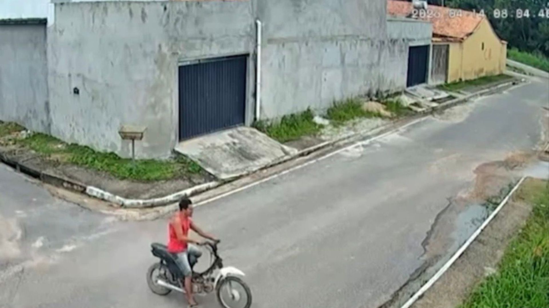 Motociclista morre após bater com veículo contra muro de igreja