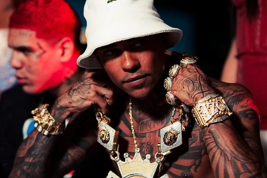 (O cantor MC Poze do Rodo, cujo nome é Marlon Brendon Coelho Couto Silva, foi preso na manhã desta quarta-feira (15), pela Polícia Federal durante a Operação Narco Fluxo.)