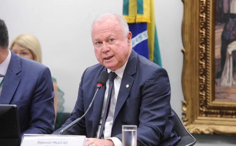 O deputado Paulo Azi (União-BA) apresentou, nesta quarta-feira (15), parecer favorável na Comissão de Constituição e Justiça (CCJ) da Câmara para o avanço de duas PECs que propõem a redução da jornada de trabalho no Brasil.

