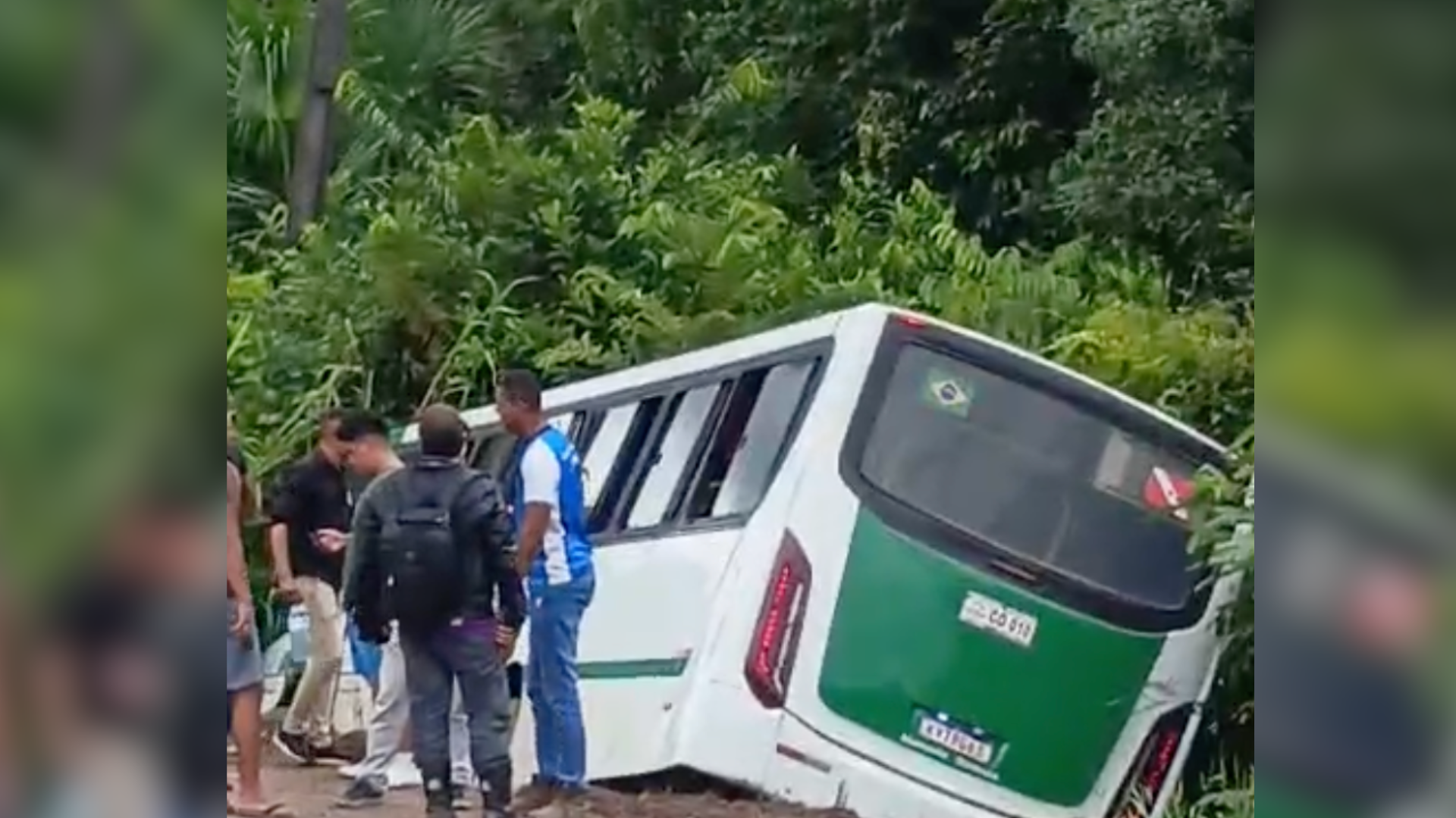 Imagem - Ônibus perde controle na PA-409 e deixa passageiros feridos, em Abaetetuba