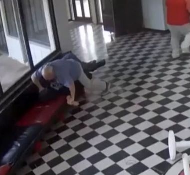 Imagem - Vídeo: diretor imobiliza ex-aluno armado e evita massacre em escola nos EUA