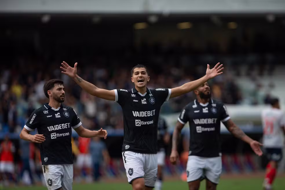 Antes do problema físico, Vitor Bueno vivia um dos seus melhores momentos com a camisa azulina