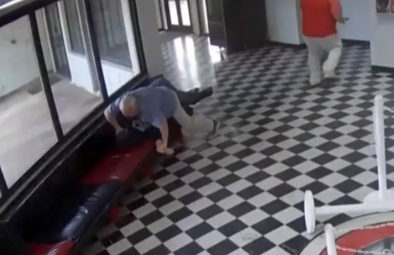 Diretor imobiliza ex-aluno armado e evita massacre em escola nos EUA - 