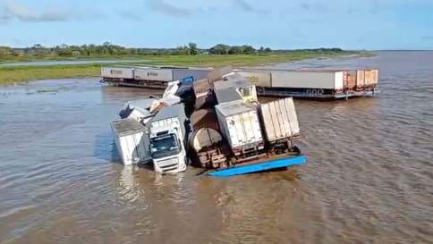 O acidente, ocorrido por volta das 2h da manhã perto da comunidade de Carariacá, resultou em uma pessoa ferida e perda de carga.