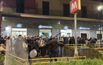 Reféns, túnel e fuga: assalto a banco intriga autoridades italianas