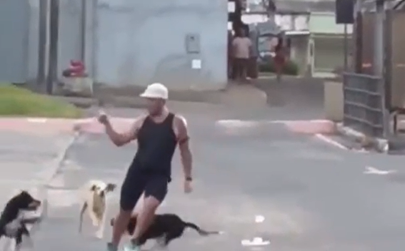 Ataque aconteceu em rua movimentada e foi registrado em vídeo nas redes sociais