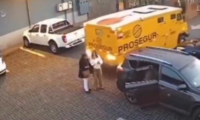 Caminhão de transporte de valores atropela duas mulheres em estacionamento de shopping no Chile