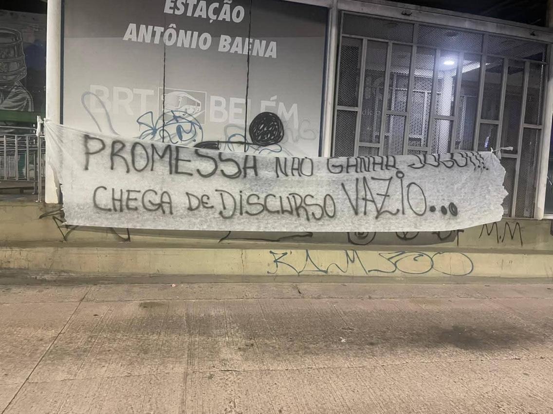 Faixa com protesto em frente à estação do BRT, na avenida Almirante Barroso - 