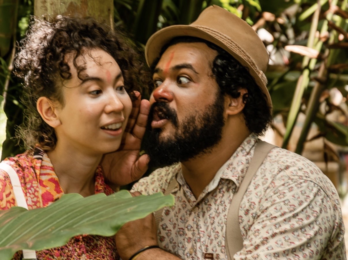 O Grupo Folhas de Papel aposta na interação entre dois narradores que constroem, em cena, um universo lúdico marcado pela imaginação, leveza e participação do público
