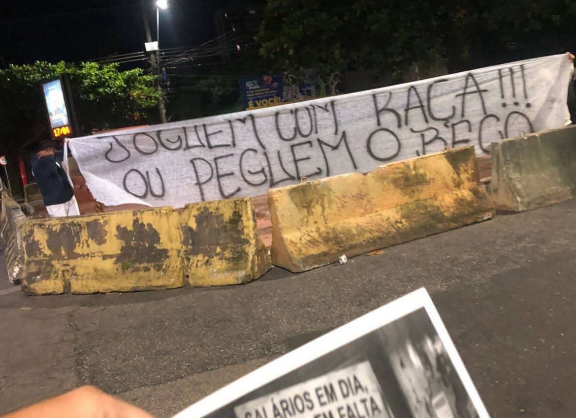 Protesto da torcida pede raça aos jogadores - 
