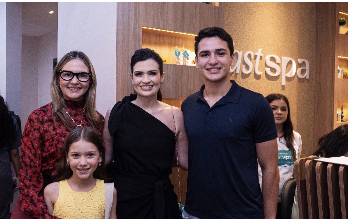 Andressa e Laura Malcher, Tonia Mendes, franqueada do Fast Spa Umarizal, e Enzo Teixeira, prestigiaram a abertura do novo espaço, na Antônio Barreto, que oferece vários tipos de massagens, sem hora marcada. 
