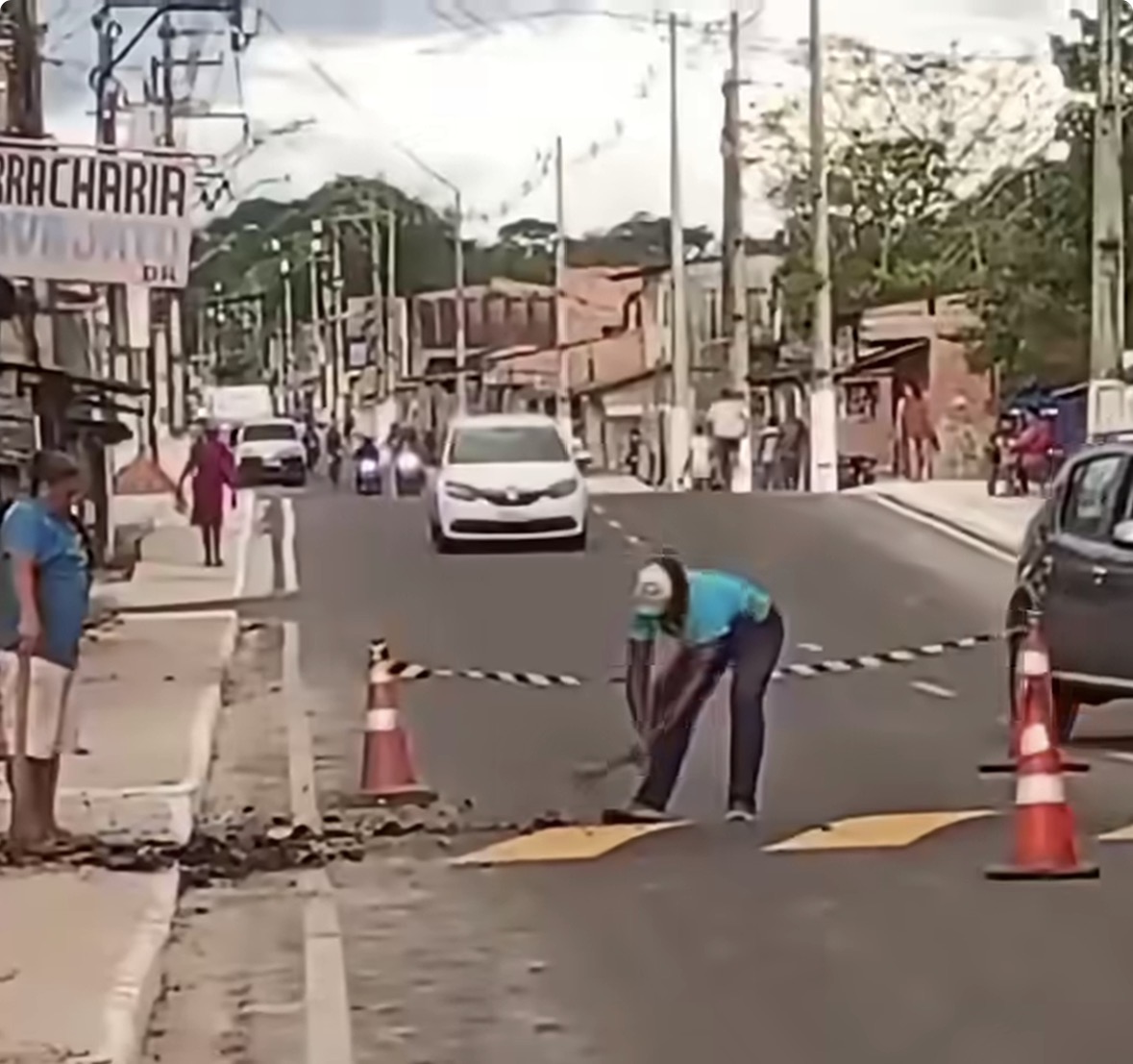 Dois homens são flagrados quebrando uma lombada em via pública, em Belém