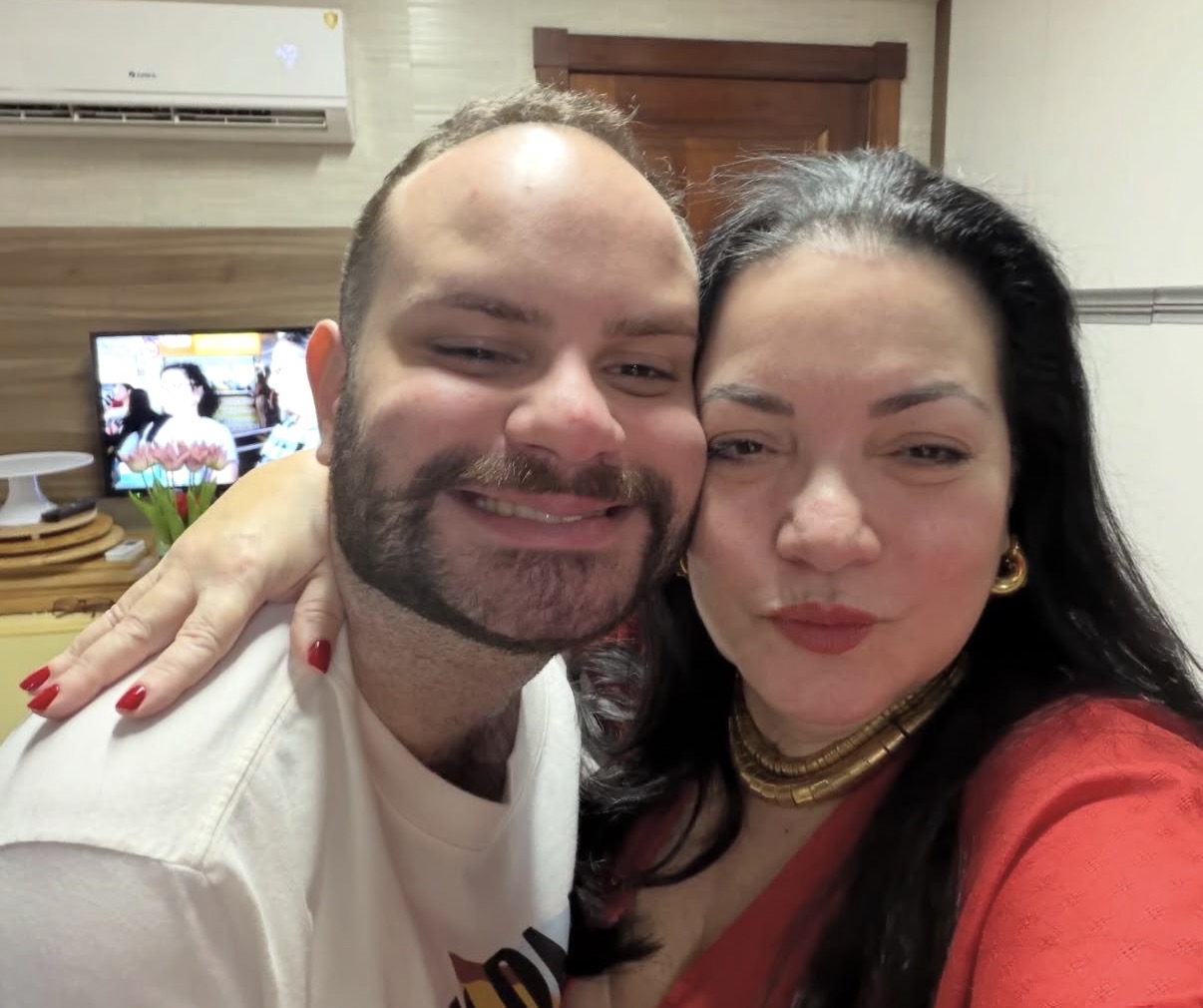 Gina Frias, na foto com o filho, o empresário Pedro Paulo Frias, festeja a vida em pleno tour pela Europa