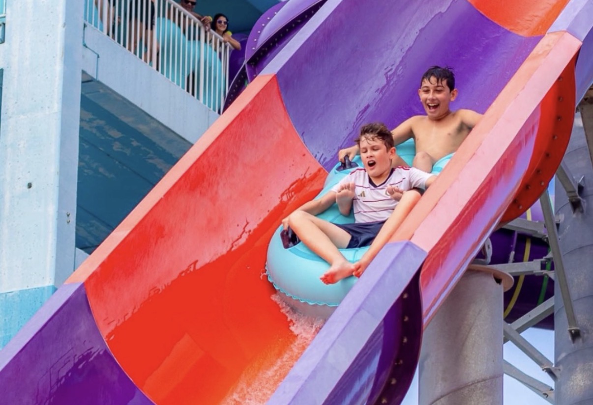 Para o feriado dessa terça, o Aqualand Resort, um dos mais bem cotados no Treveler Review Awards do Booking.com,  programa dias de relax, com toda a família. Que tal relaxar, tendo ao fundo o som das ondas do Atalaia?
