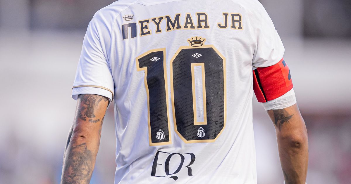 Neymar, camisa 10 e capitão do Santos