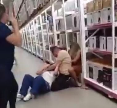 Imagem - Discussão entre duas mulheres termina em agressão física dentro de mercado