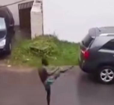 Imagem - Homem chama atenção ao “lutar sozinho” sob chuva em bairro de Belém