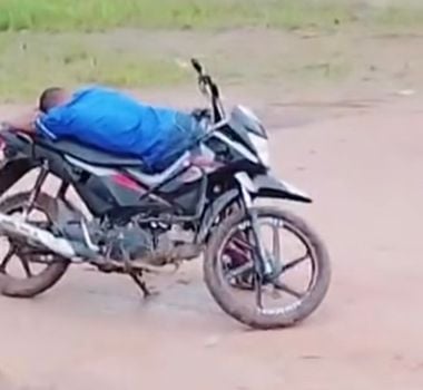 Imagem - Homem é flagrado dormindo em cima de motocicleta no Pará