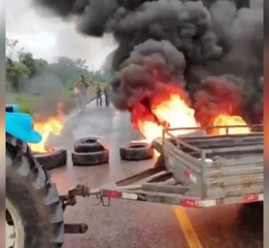 Imagem - Moradores bloqueiam PA-151 após falhas no fornecimento de energia