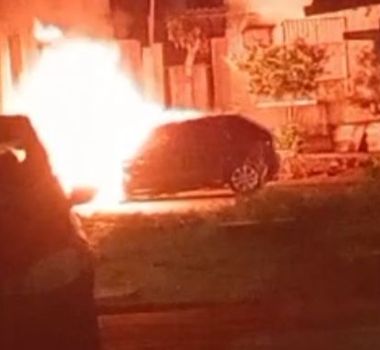 Imagem - Carro pega fogo e fica destruído em Paragominas