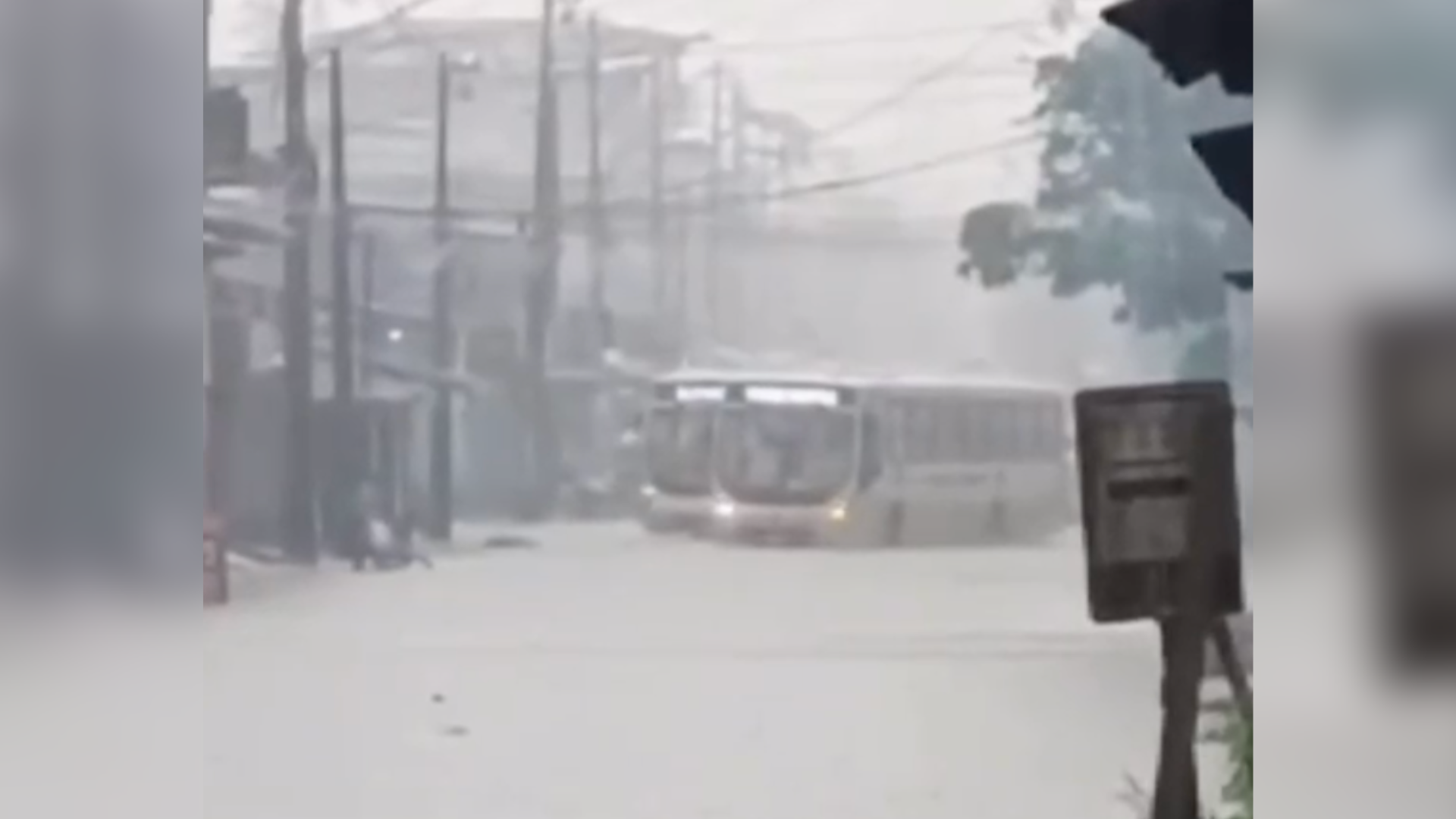 Chuva intensa provoca transtornos e deixa vias tomadas pela água