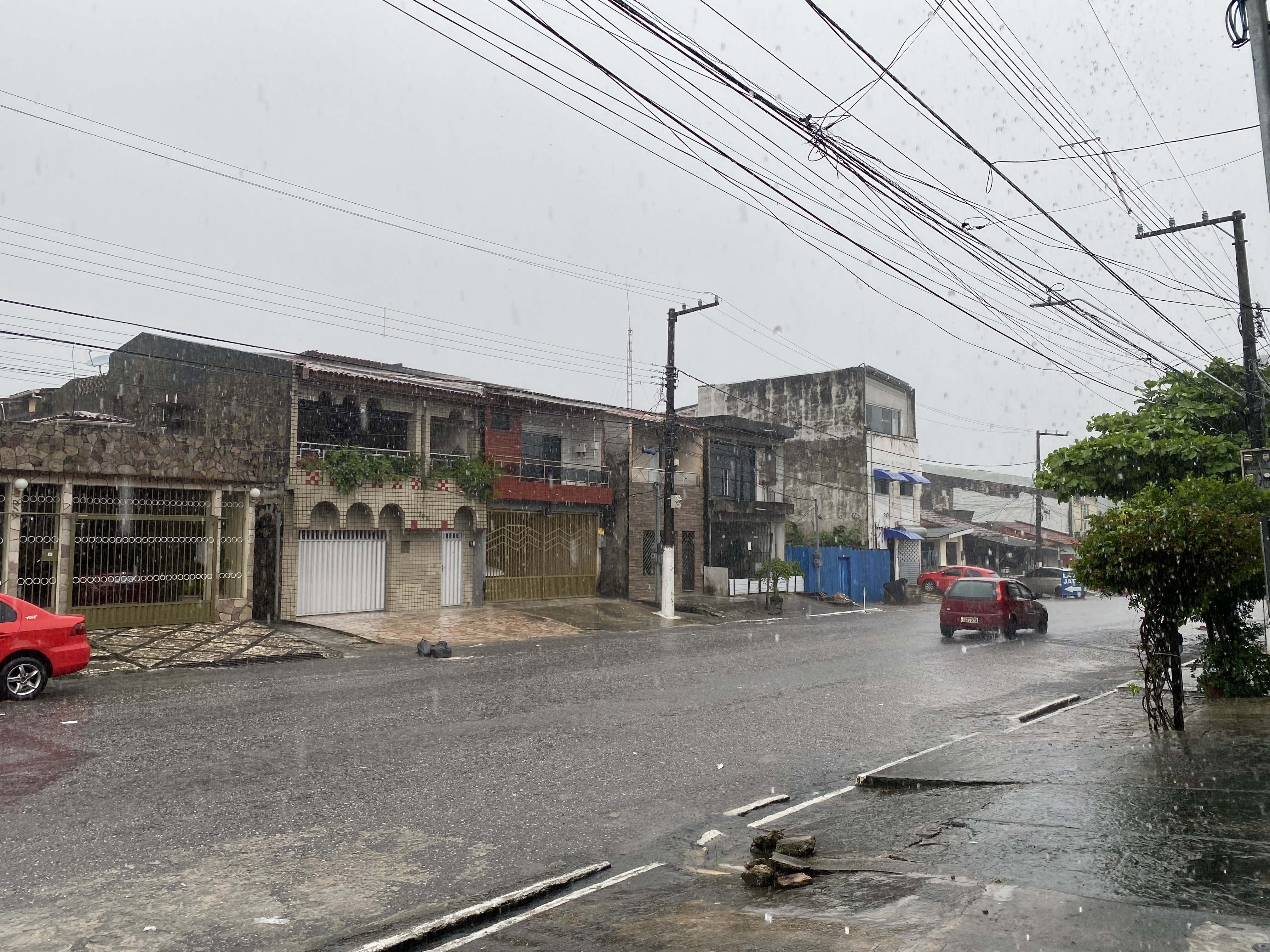 Chuva persistente desde a tarde de sábado provoca alagamentos, trânsito lento e transtornos em bairros de Belém e região metropolitana
