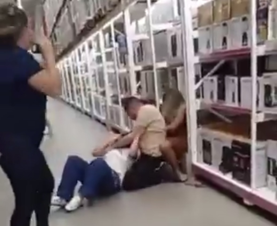 Discussão entre duas mulheres termina em agressão física dentro de mercado