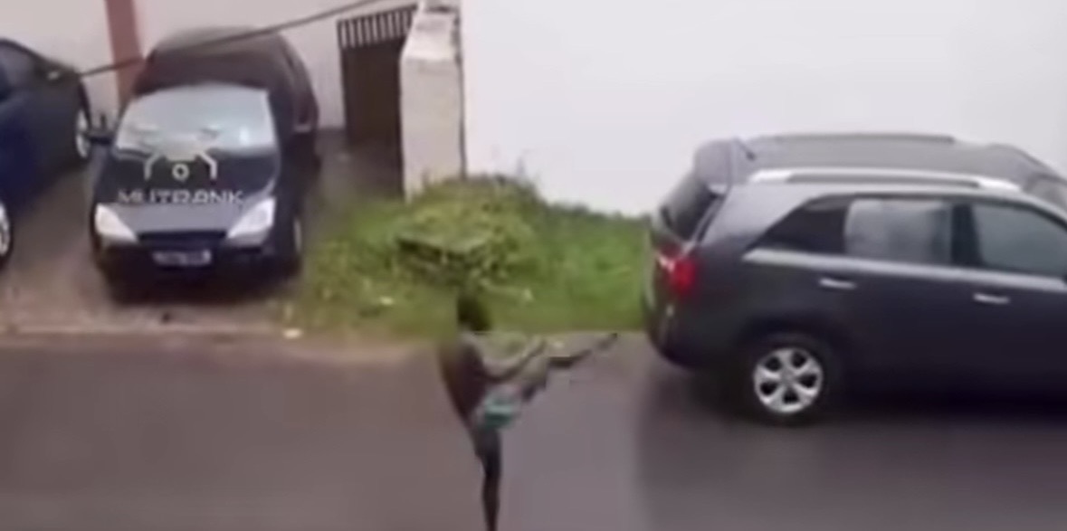 Homem chama atenção ao “lutar sozinho” sob chuva em bairro de Belém