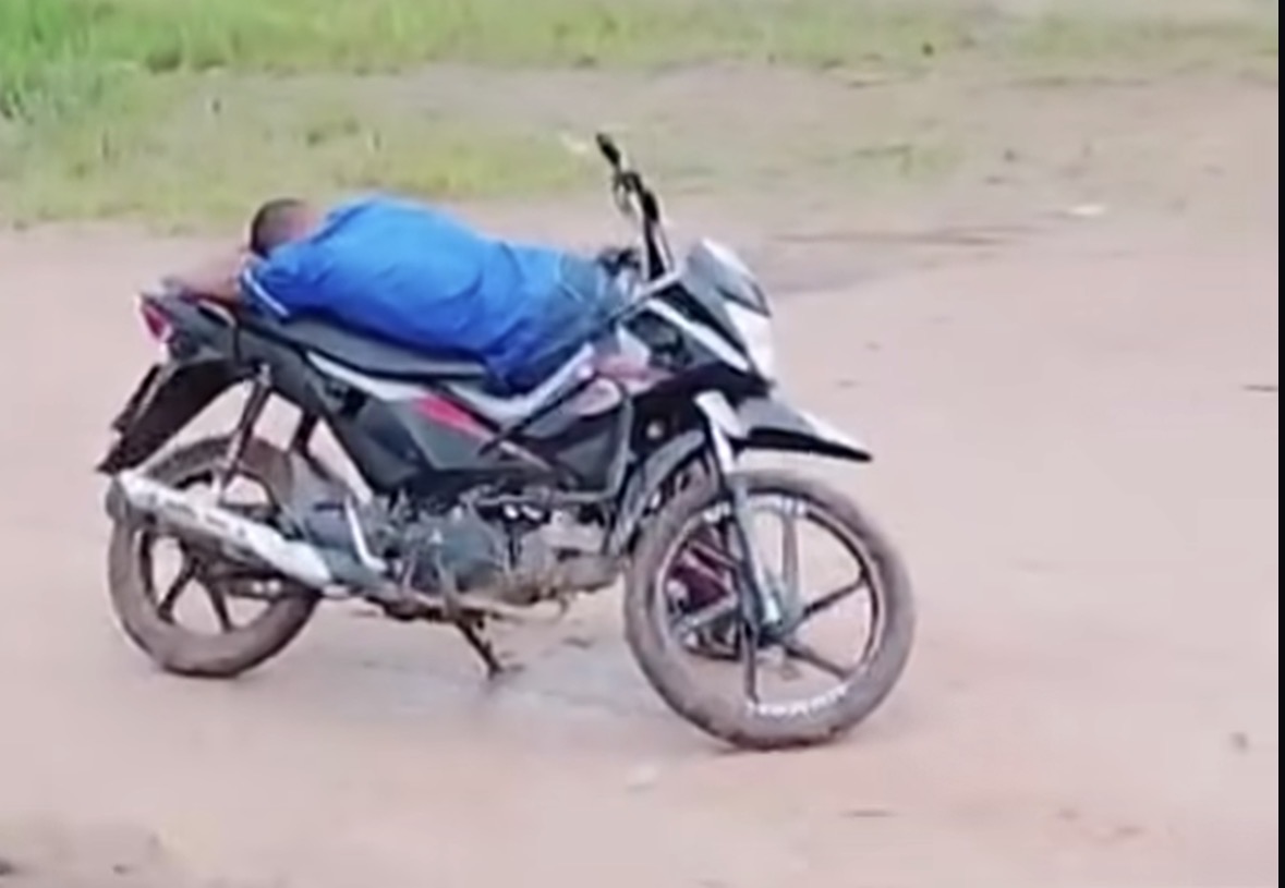 Homem é flagrado dormindo em cima de motocicleta no Pará