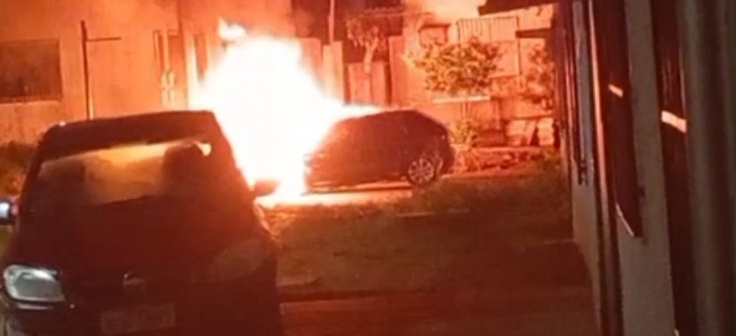 Veículo foi consumido pelas chamas no Morada dos Ventos