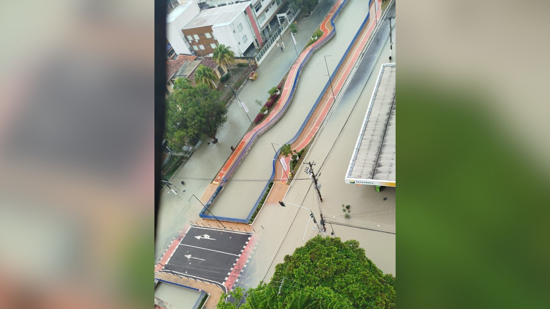 Vias ficam intrafegáveis e população é orientada a evitar áreas de risco